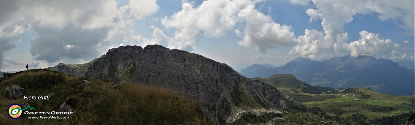 61 Dal pianoro erboso di vetta vista verso Zuccone Campelli e Barbesino a sx e le Grigne a dx .jpg